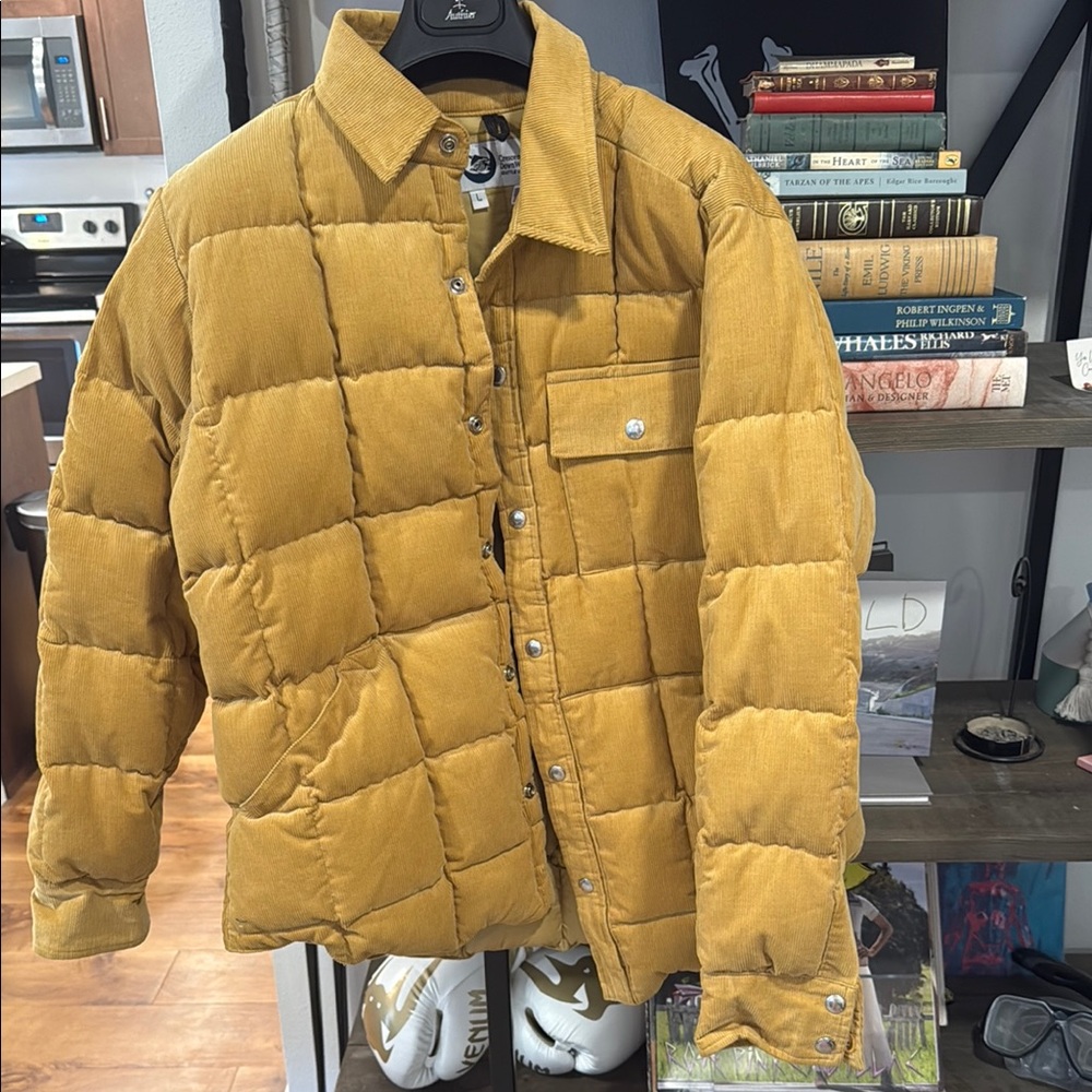 Yellow Puffer Jacket with Quilted Design and Insulated Warmth